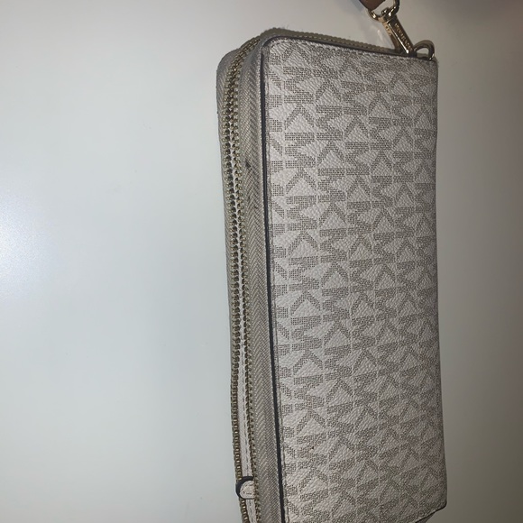 Michael Kors large flat Wallet - Picture 6 of 7